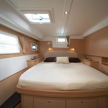 In A Catamaran 船屋 普拉