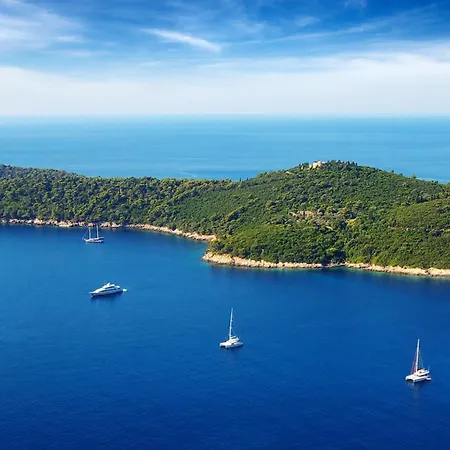 In A Catamaran Hotel na wodzie