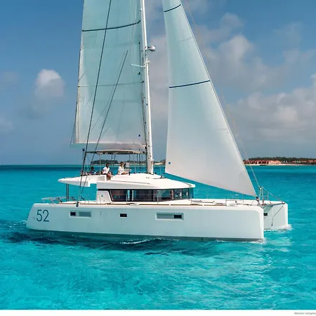 Bateau-hôtel In A Catamaran *
