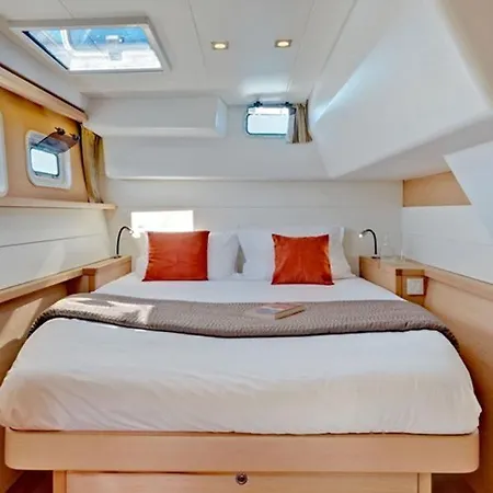 In A Catamaran Póla