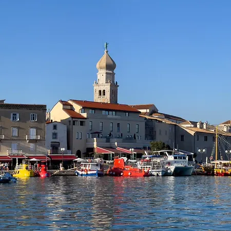 In A Catamaran Úszó hotel *