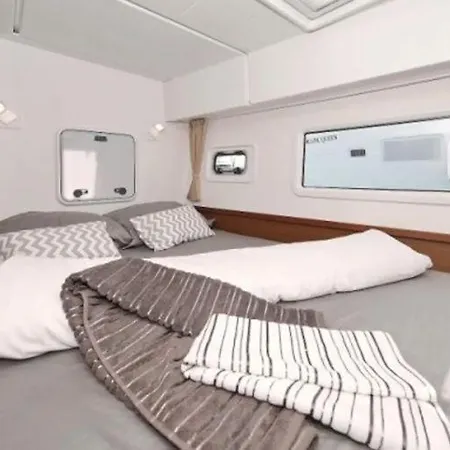 In A Catamaran Пула