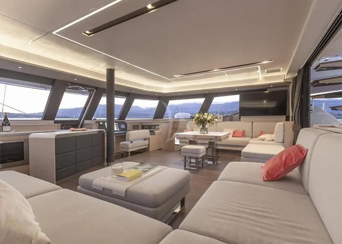 In A Catamaran פולה