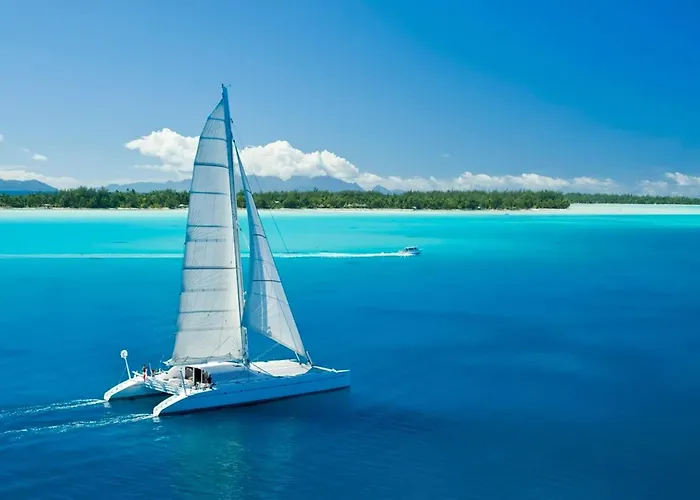 In A Catamaran Hotel na wodzie *