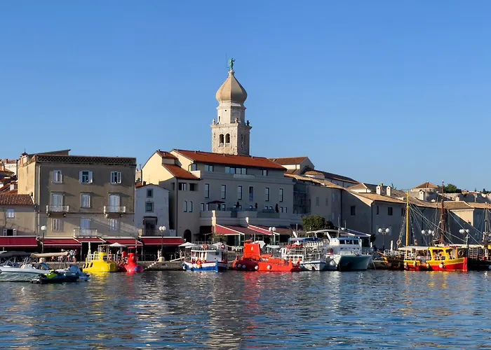 In A Catamaran Hotel na wodzie *